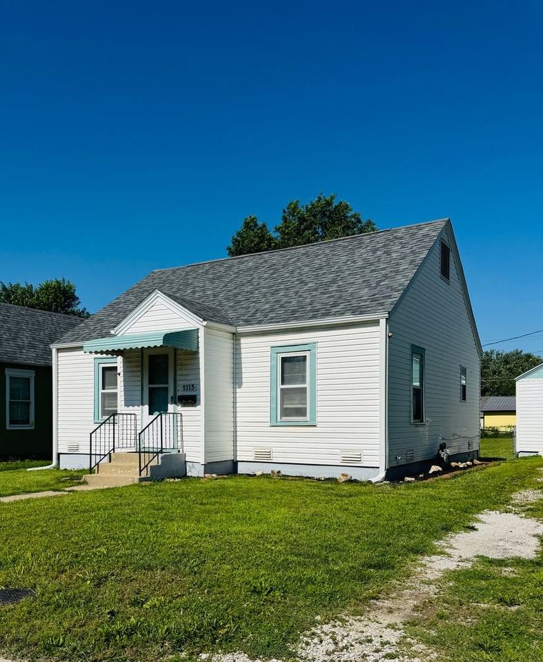 2115 N Weller Ave - Photo 2 of 26