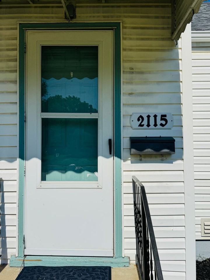 2115 N Weller Ave - Photo 3 of 26