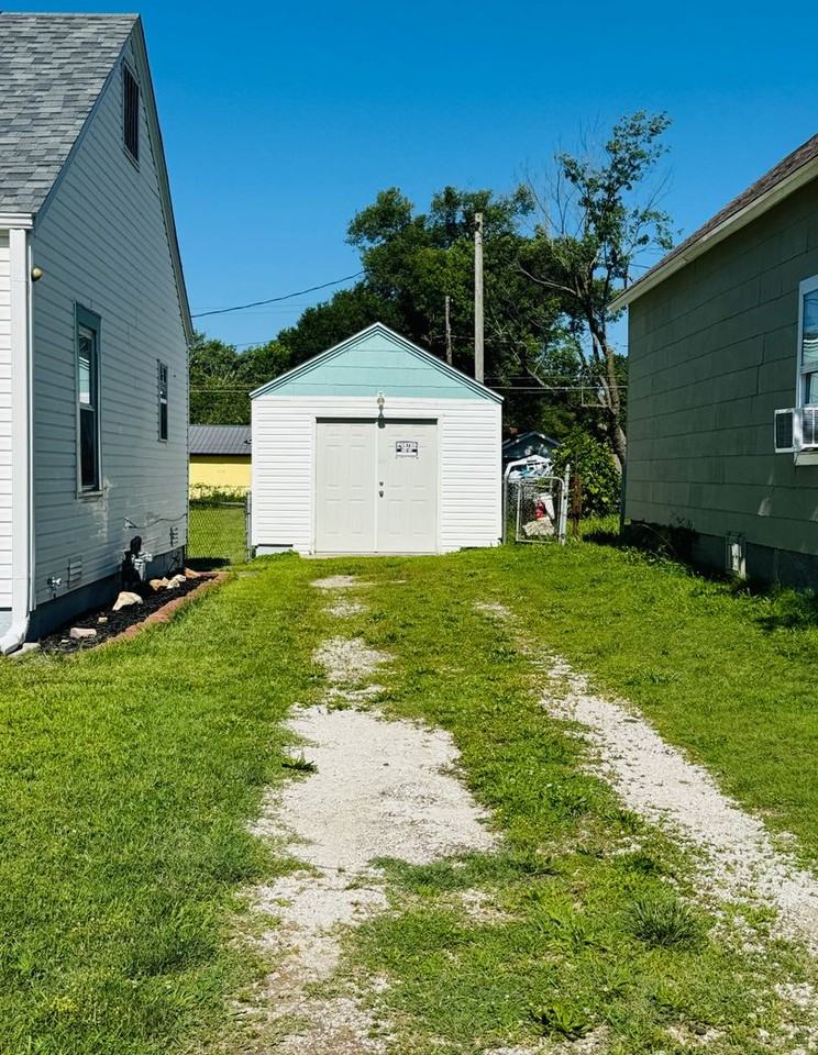 2115 N Weller Ave - Photo 4 of 26
