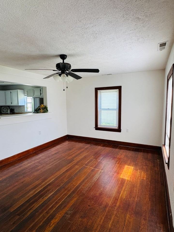 2115 N Weller Ave - Photo 7 of 26