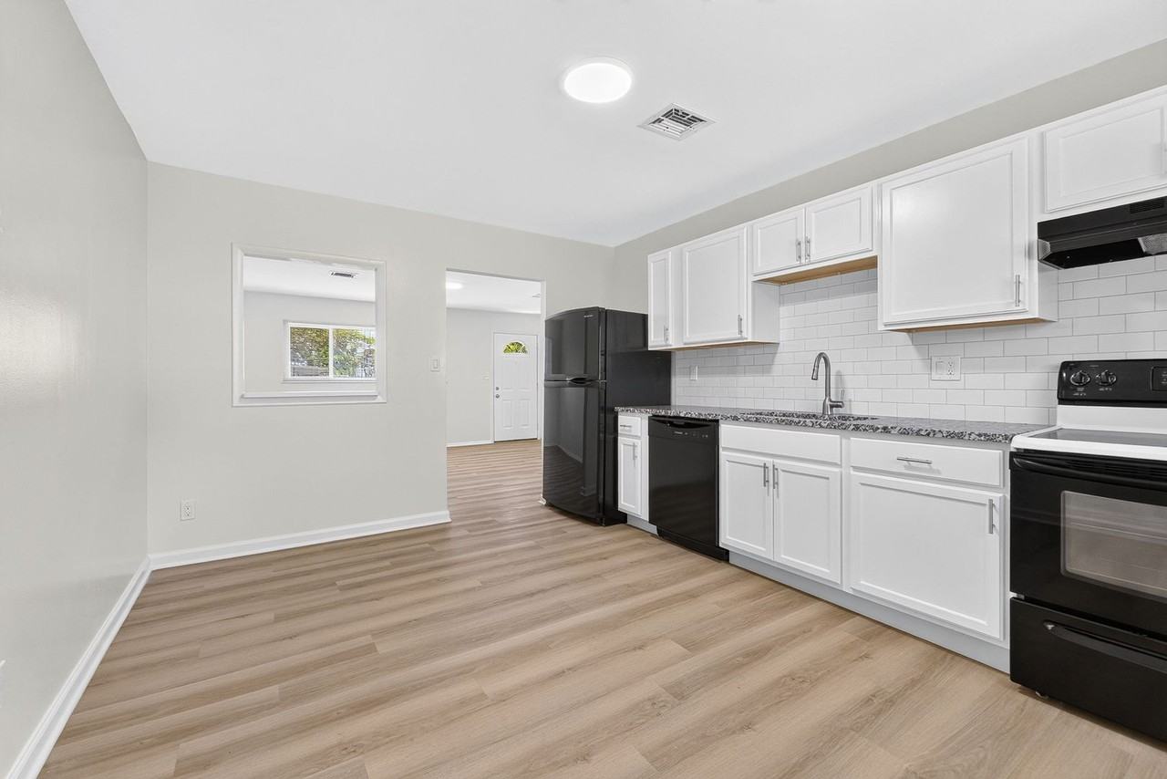 5168 Mapleridge Dr - Photo 3 of 23