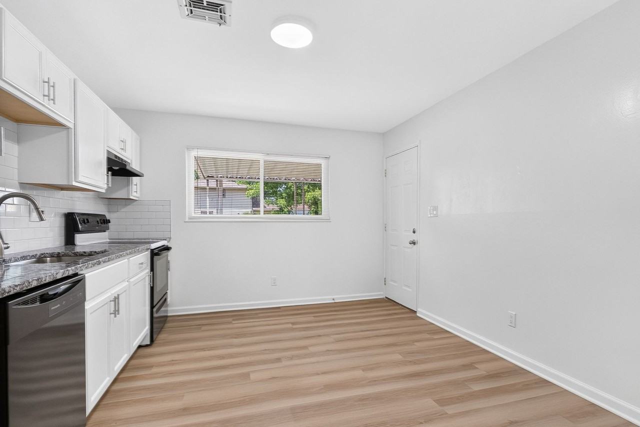 5168 Mapleridge Dr - Photo 4 of 23