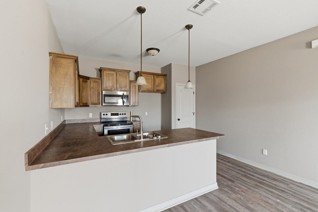 101 W Capps St #D - Photo 4 of 43