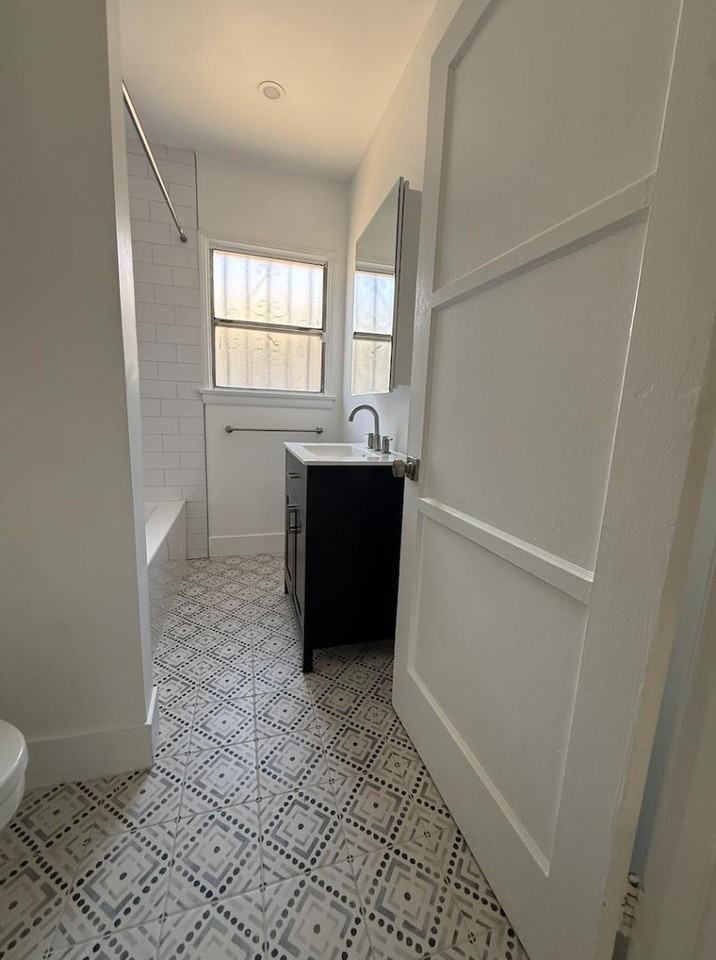 10112 S 8th Ave - Photo 5 of 9