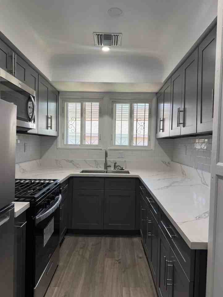 10112 S 8th Ave - Photo 7 of 9