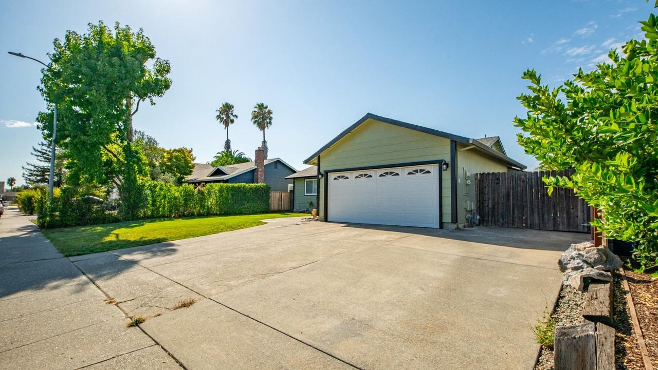 1623 Oneel Dr - Photo 3 of 20