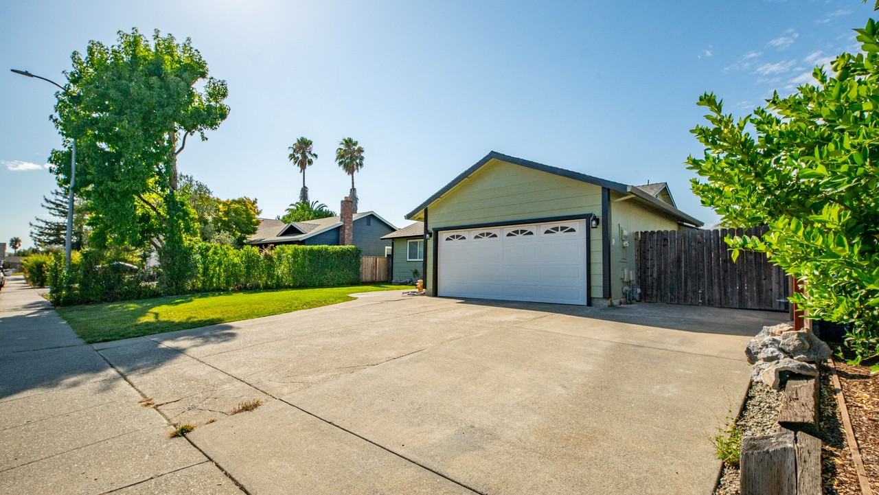1623 Oneel Dr - Photo 4 of 20