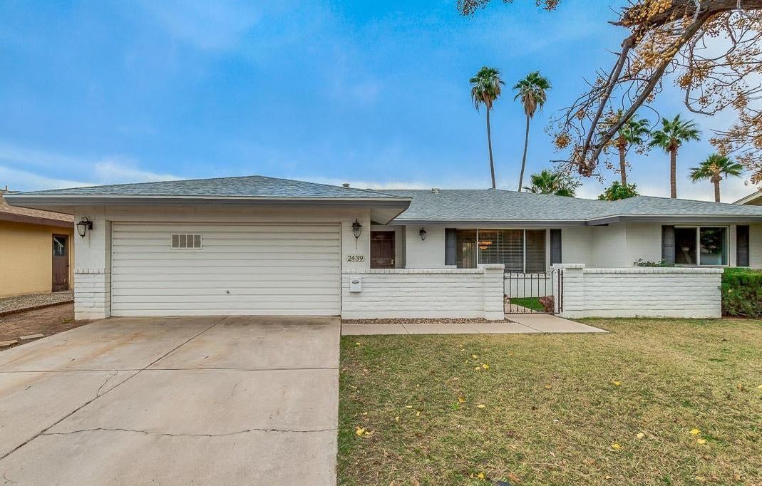 2439 E Del Rio Dr