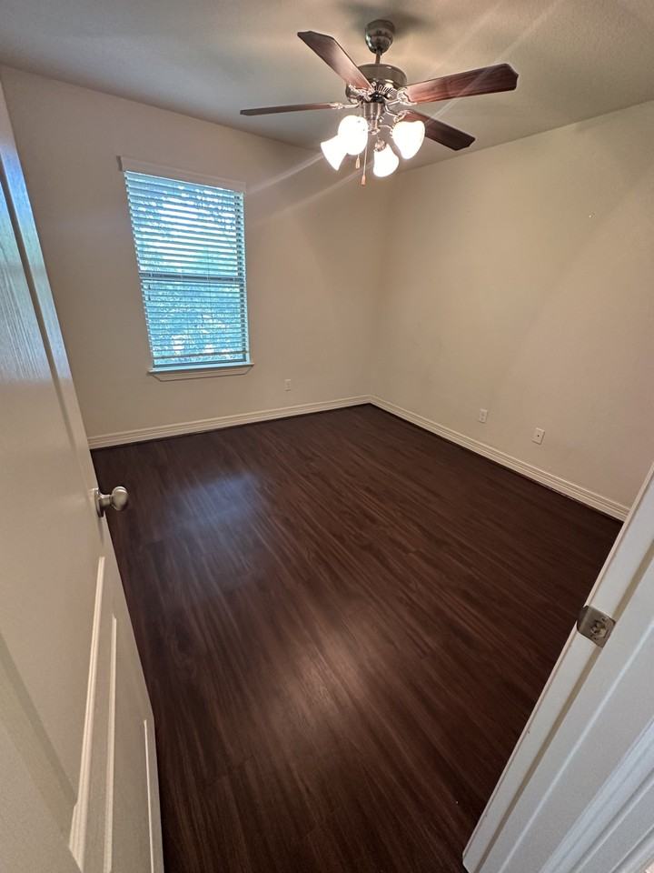 210 S Tesch St #1 - Photo 5 of 23