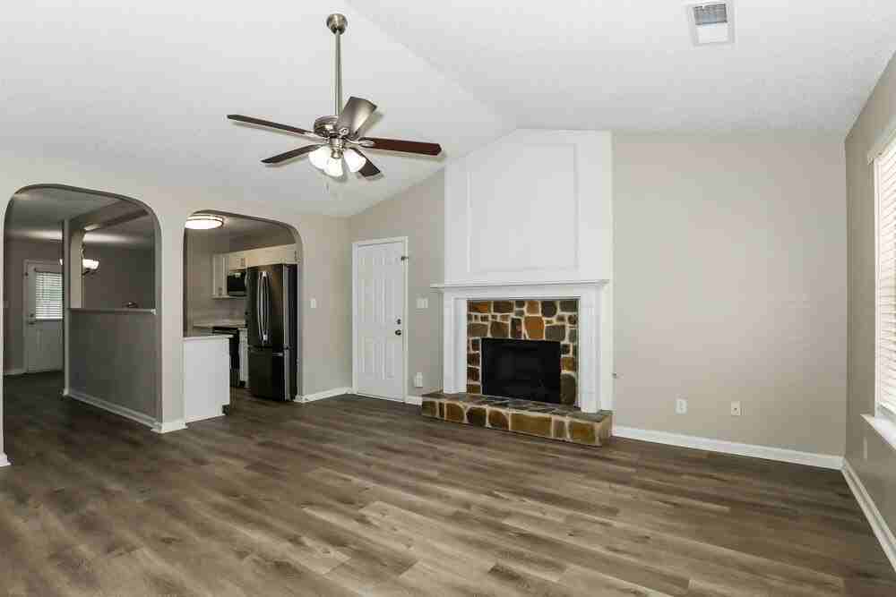 1299 N Hampton Dr - Photo 3 of 16