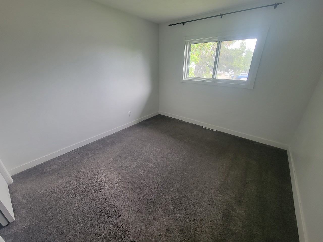 9620 75 Street NW - MAIN - Photo 7 of 10