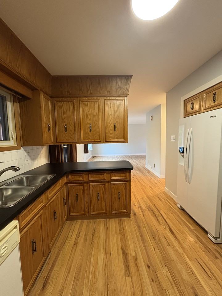 64 Riverton Avenue - 1 - Photo 3 of 18