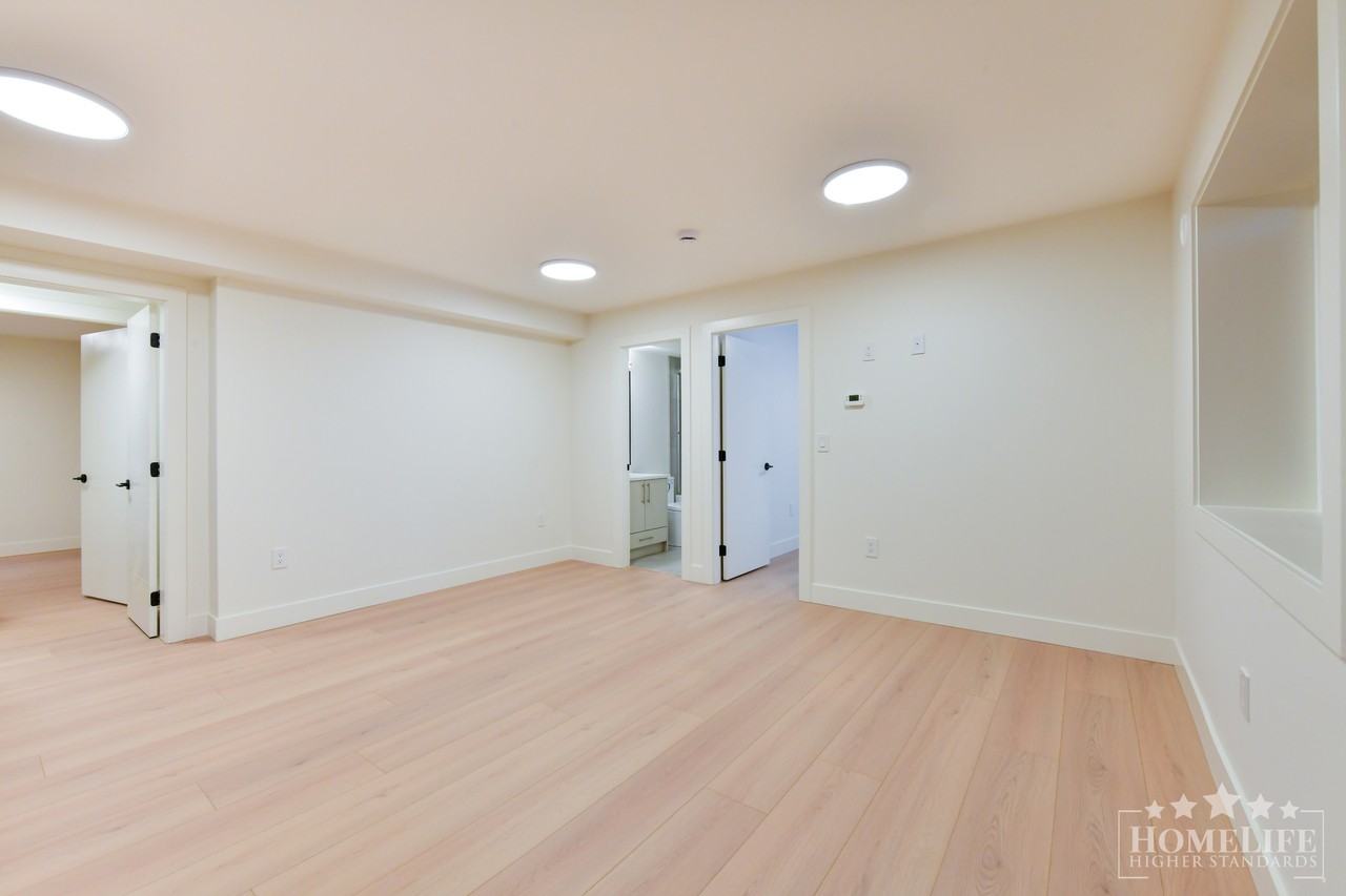11004 78 Ave - Photo 3 of 15