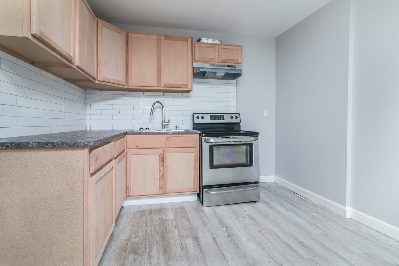 257 Rogers St - Photo 4 of 8