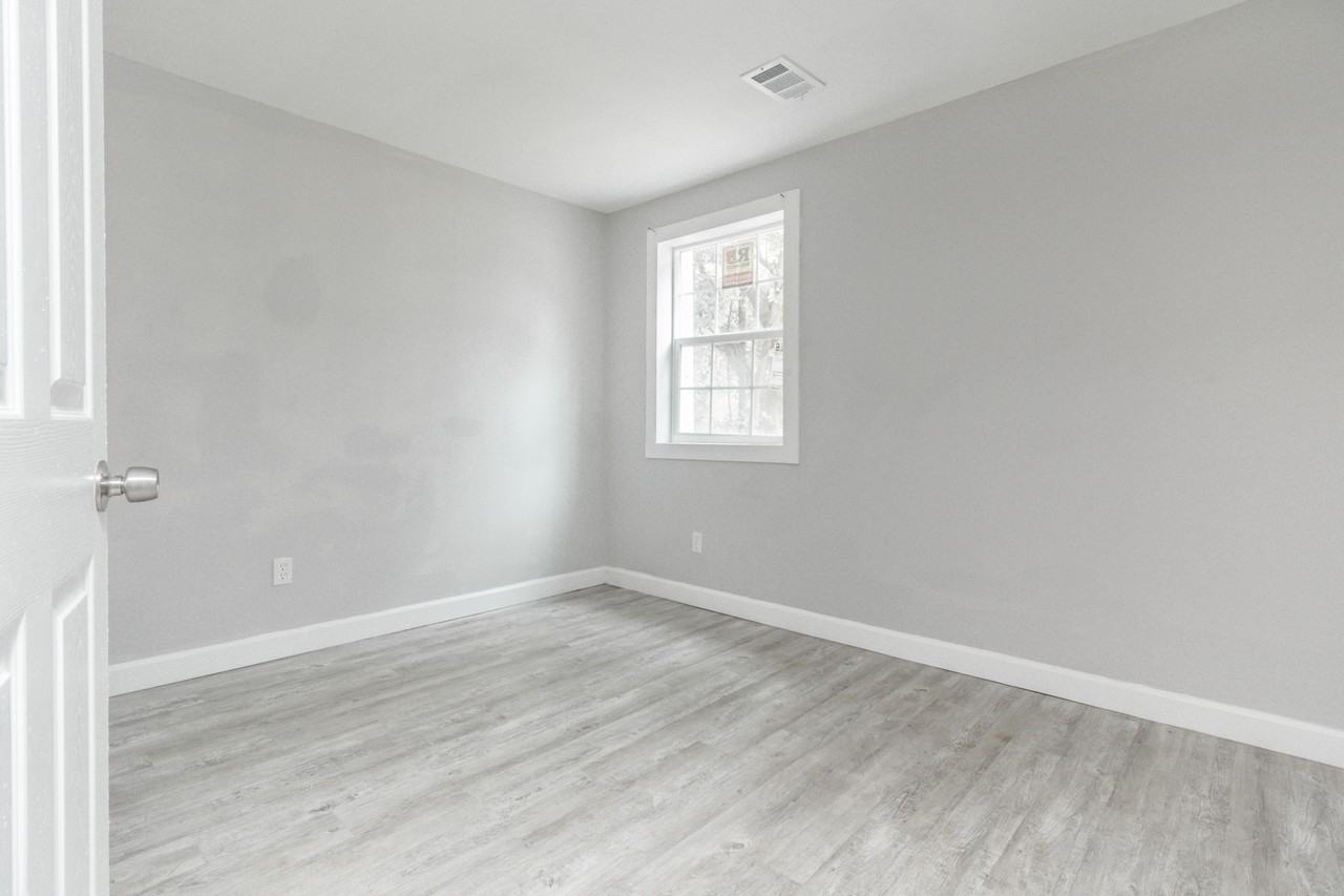 257 Rogers St - Photo 7 of 8
