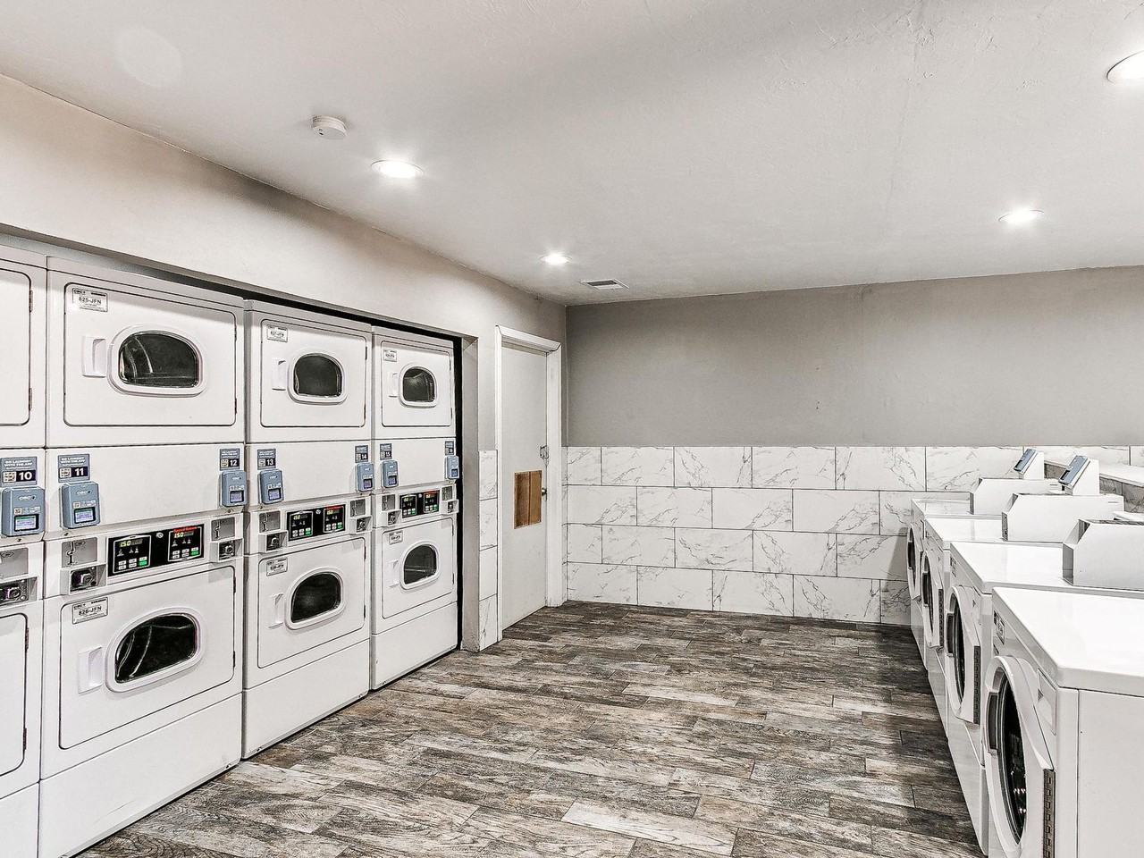 Lakewood Estates | Spacious 2 - Photo 6 of 50