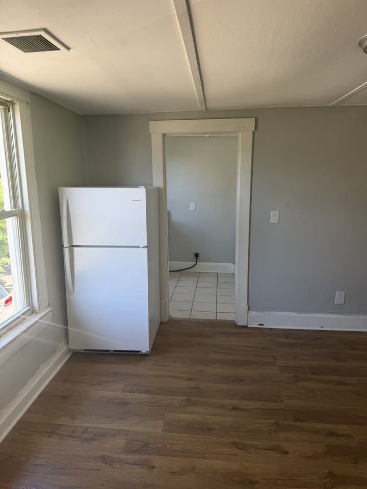 403 Maple Ave #B - Photo 3 of 8