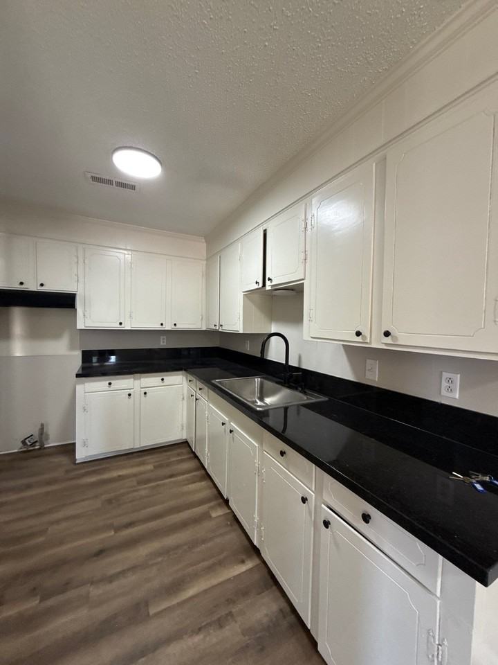 1177 Westmoreland St #1 - Photo 3 of 7