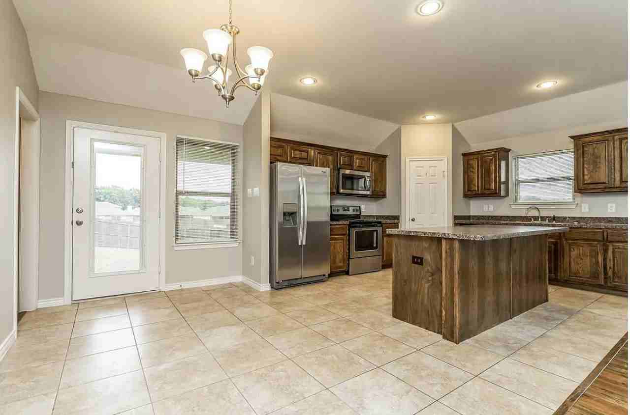 1305 Cypress Ln - Photo 3 of 7