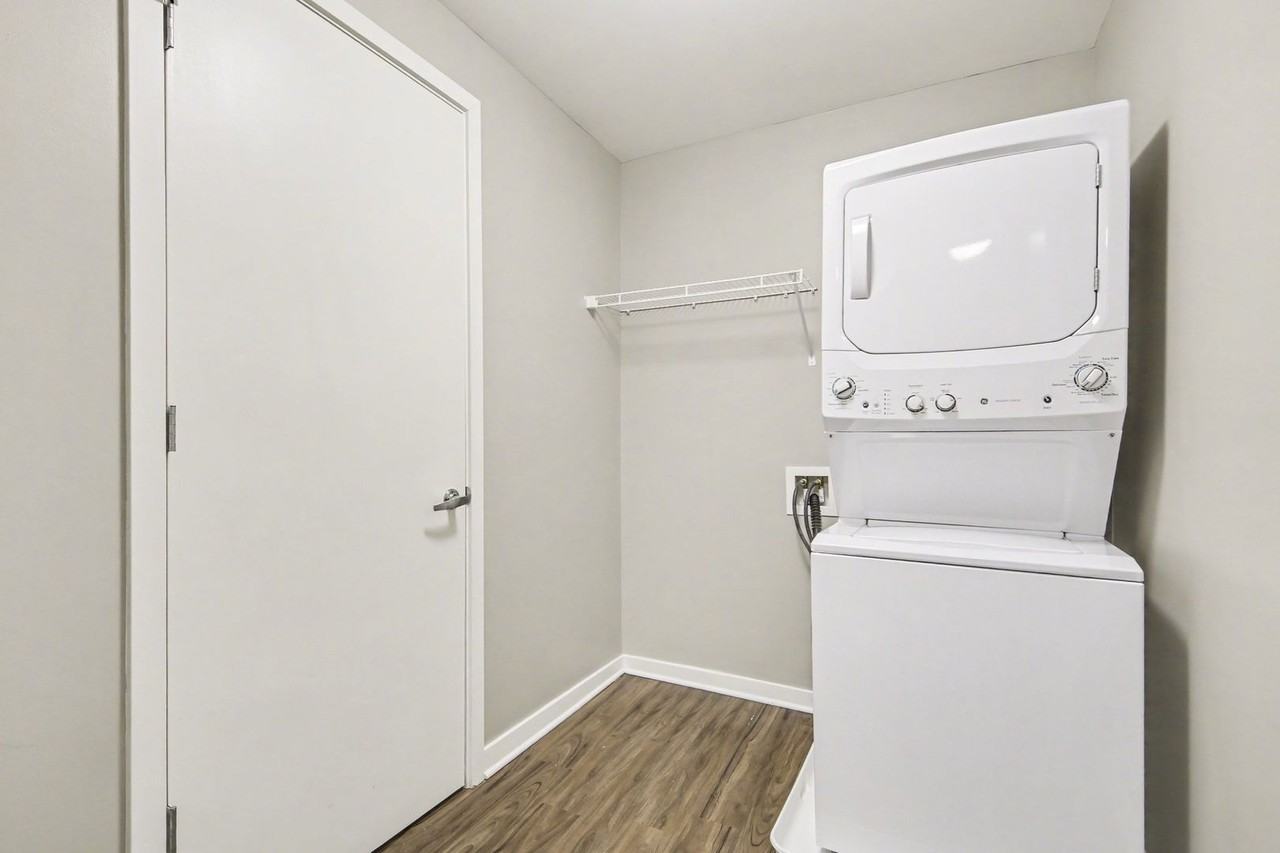 1400 Wealthy SE - Photo 5 of 27