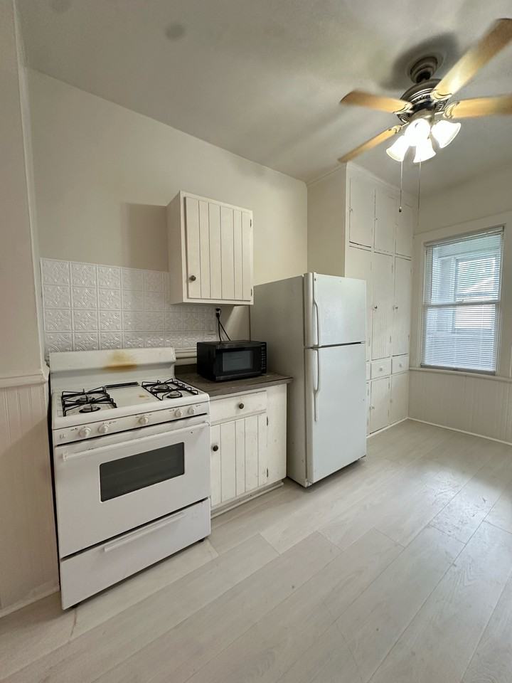 611 1st Ave #A - Photo 6 of 11