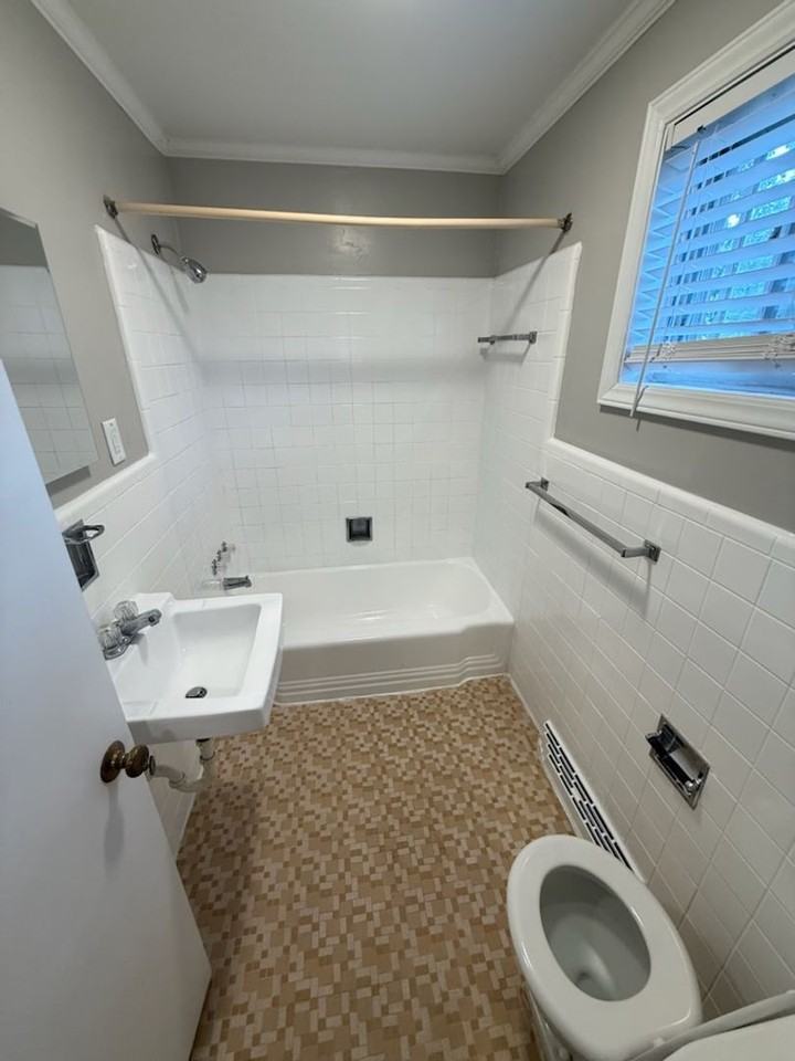 2425 Queen St #10 - Photo 3 of 5