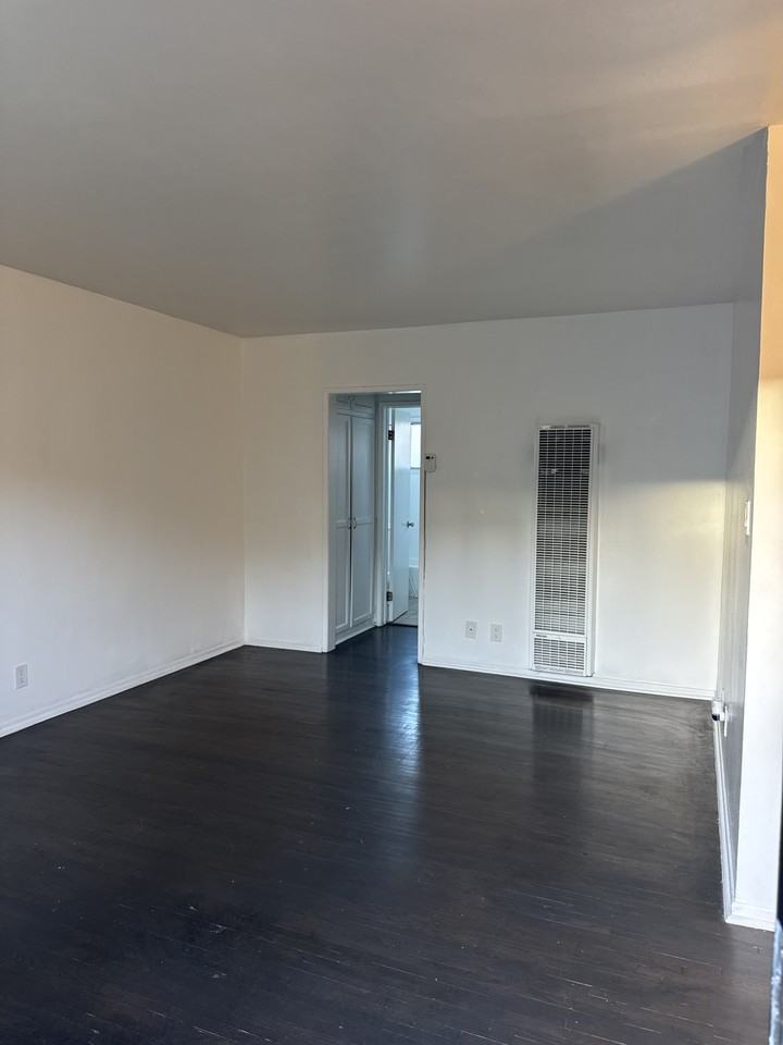 N Gower St & De Longpre Ave #6 - Photo 4 of 13