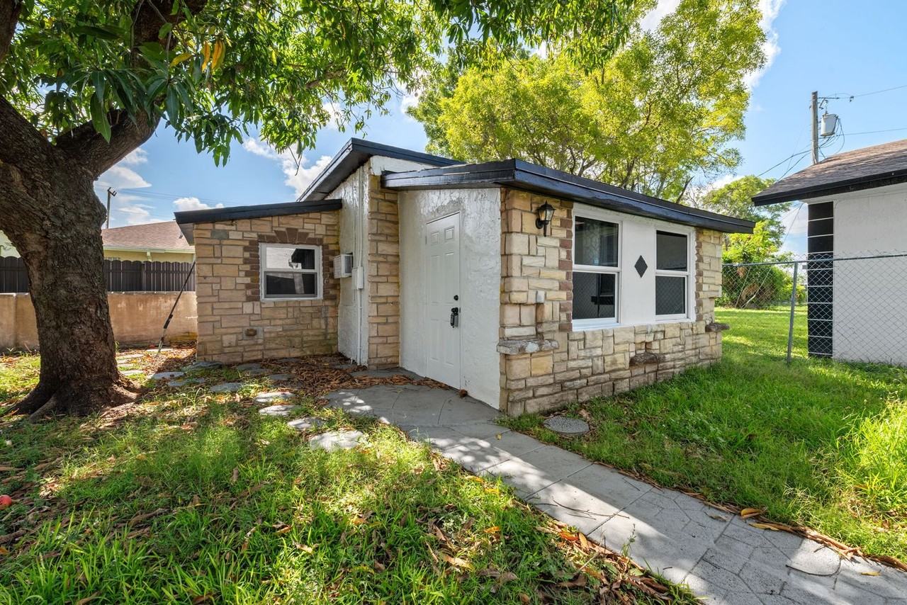 7772 Nw 9th Ave - Photo 4 of 21