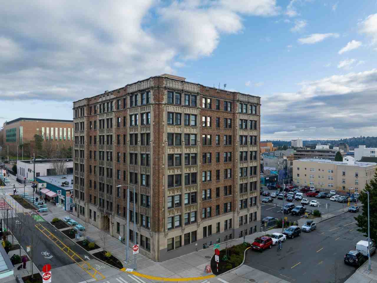 Comfortable Urban Living in a Classic Brick Building Near UW & Light Rail - Photo 3 of 4
