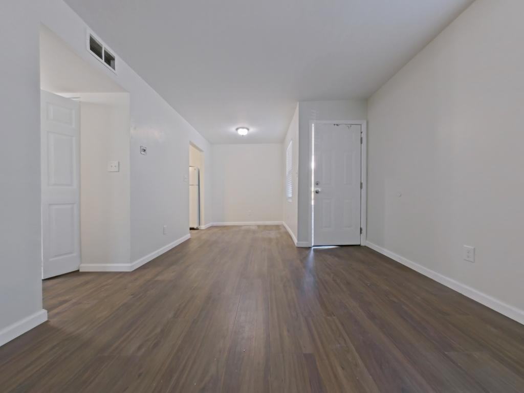 427 S Main St - Photo 3 of 9