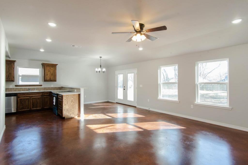 806 E 12th St - Photo 3 of 16