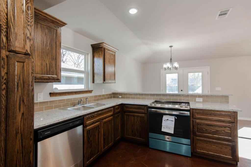 806 E 12th St - Photo 4 of 16