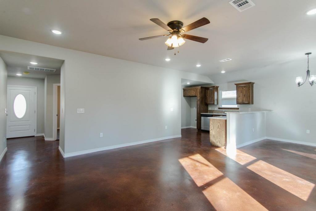 806 E 12th St - Photo 5 of 16