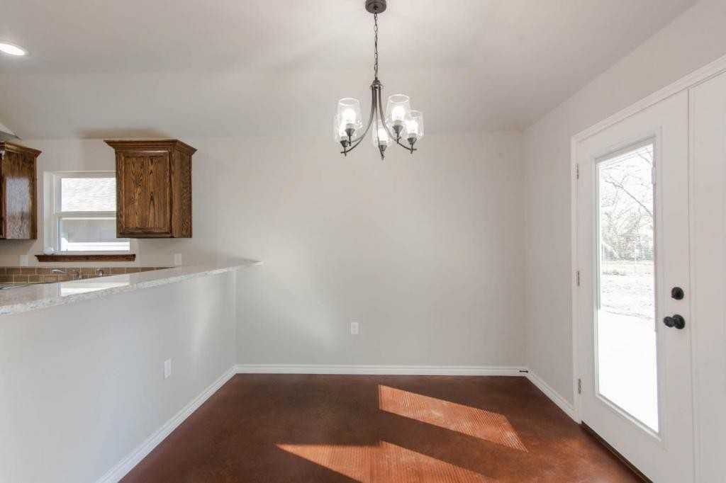 806 E 12th St - Photo 7 of 16