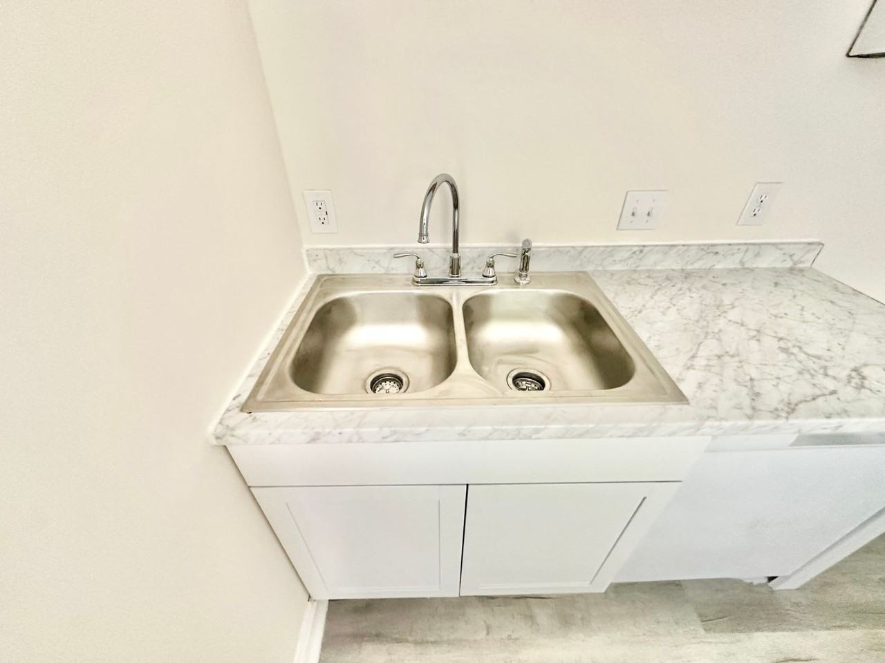 565 Harrison St - Photo 3 of 10