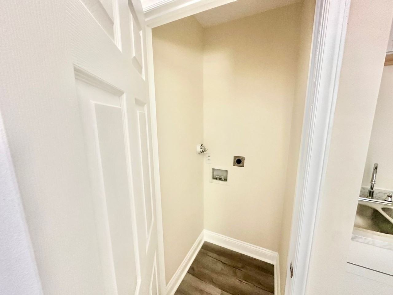 565 Harrison St - Photo 4 of 10