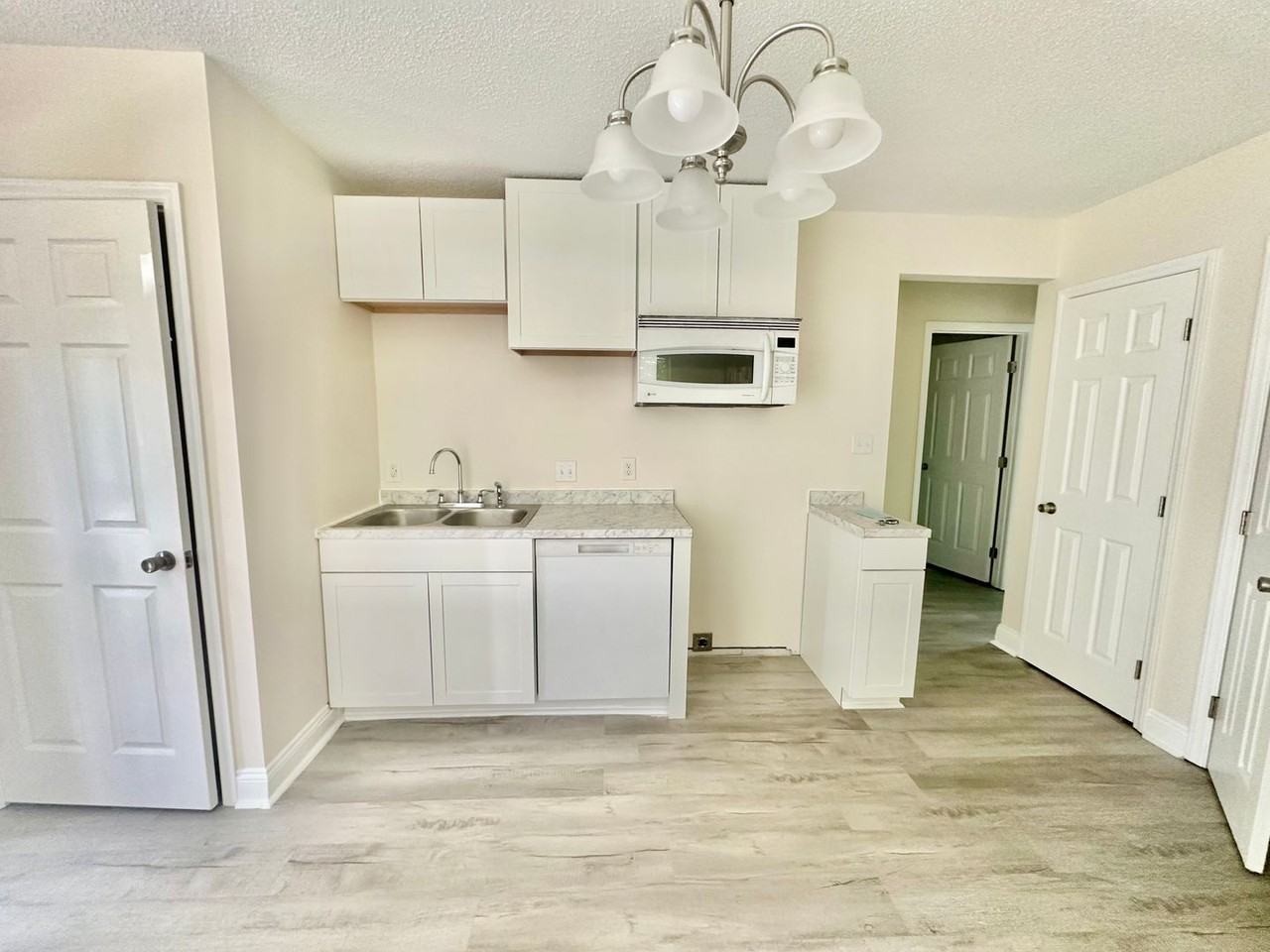 565 Harrison St - Photo 5 of 10
