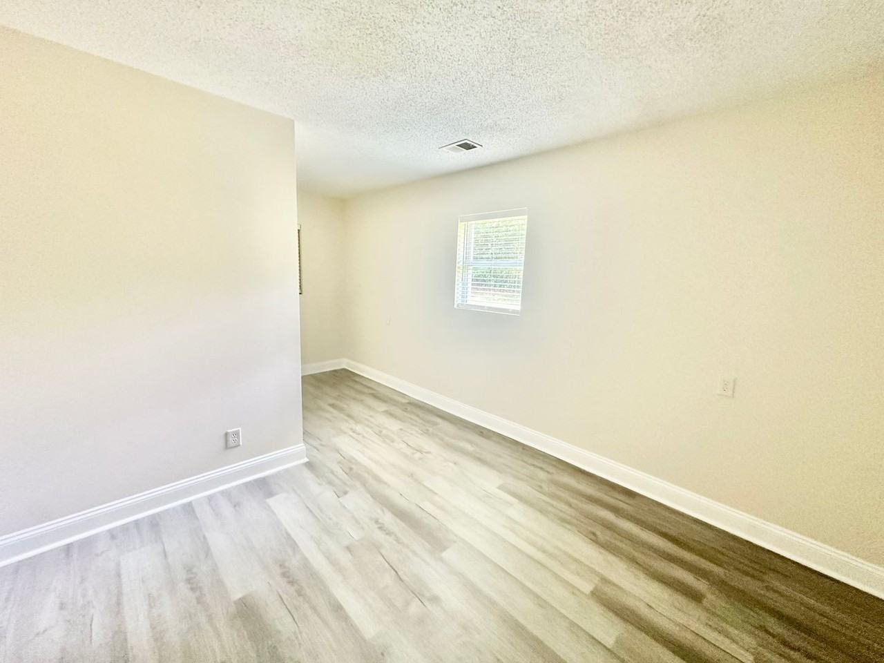 565 Harrison St - Photo 7 of 10