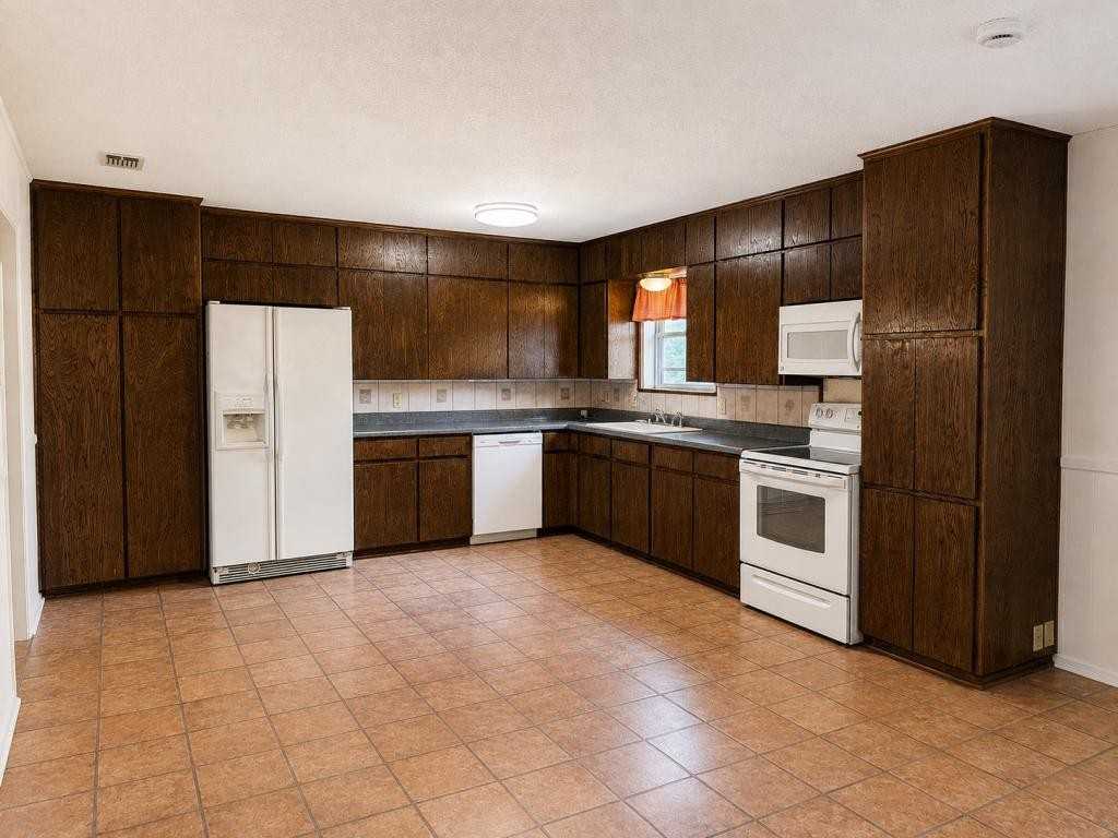 536 E 4th St - Photo 6 of 33