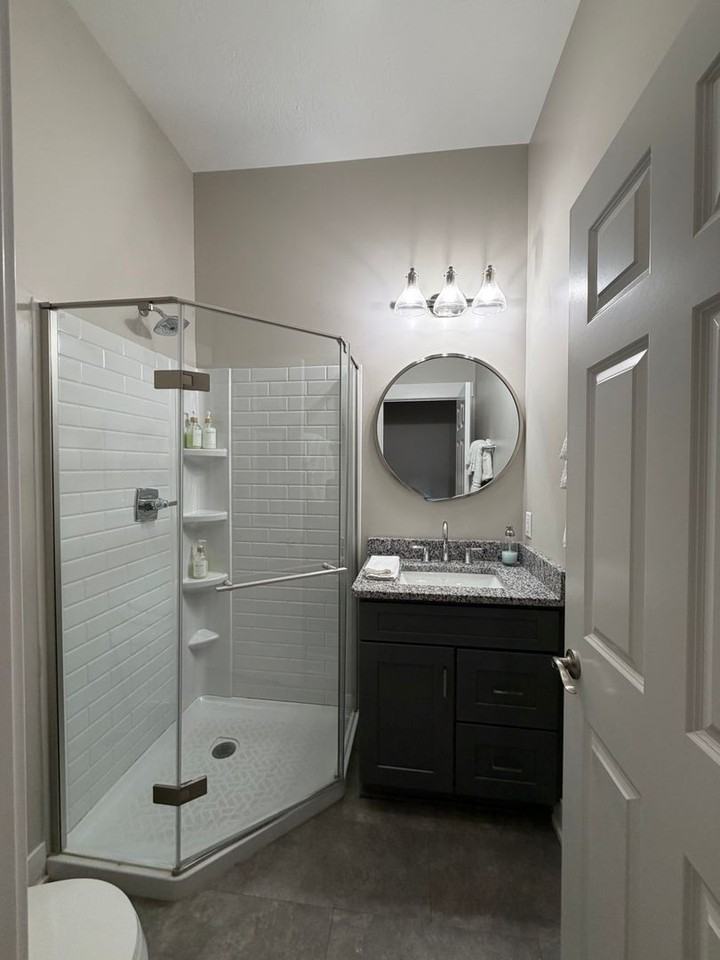 406 E 6th St - Photo 5 of 29