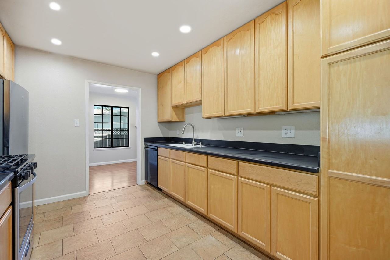 1835 Sandalwood Dr - Photo 4 of 36