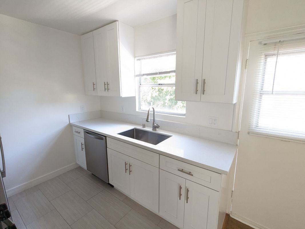 1320 N Martel Ave ##7 - Photo 2 of 16