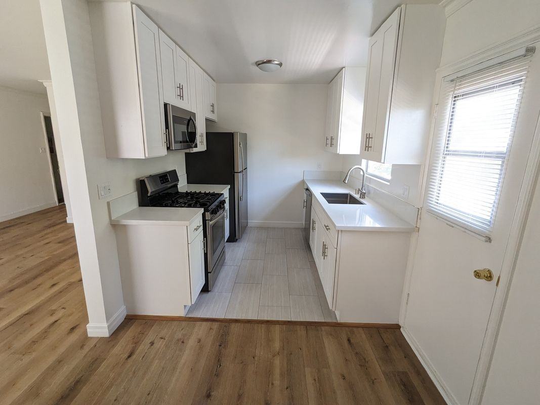 1320 N Martel Ave ##7 - Photo 3 of 16