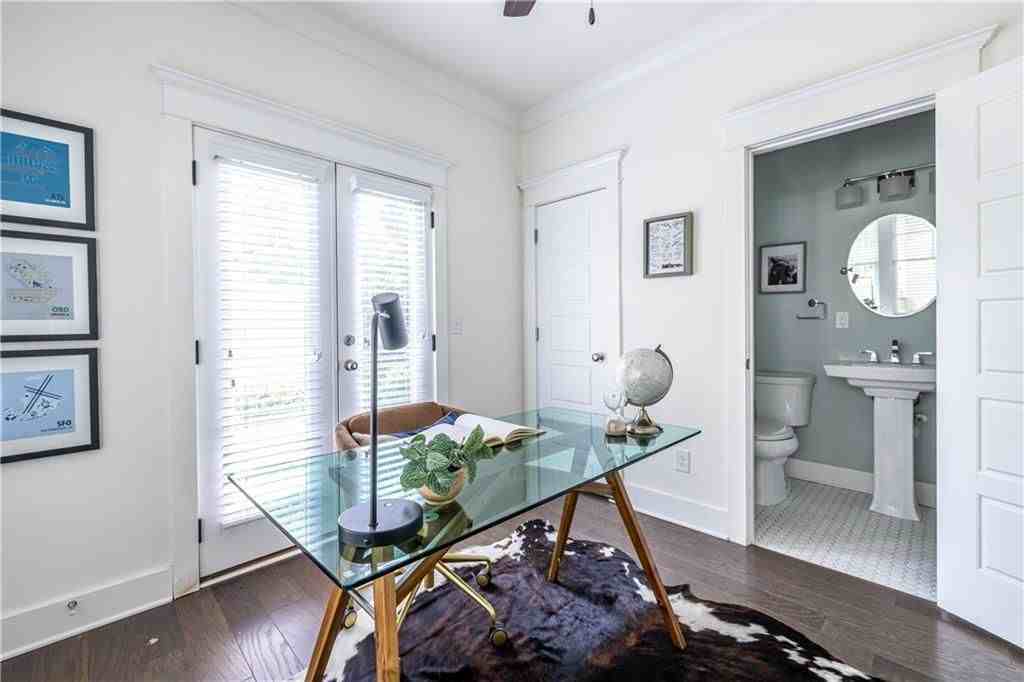 1002 Braeburn Ln - Photo 3 of 31