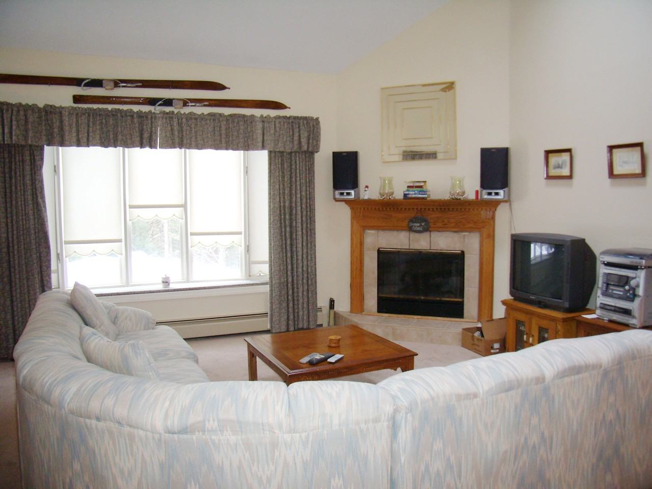 215 Longfellow Dr - Photo 2 of 19