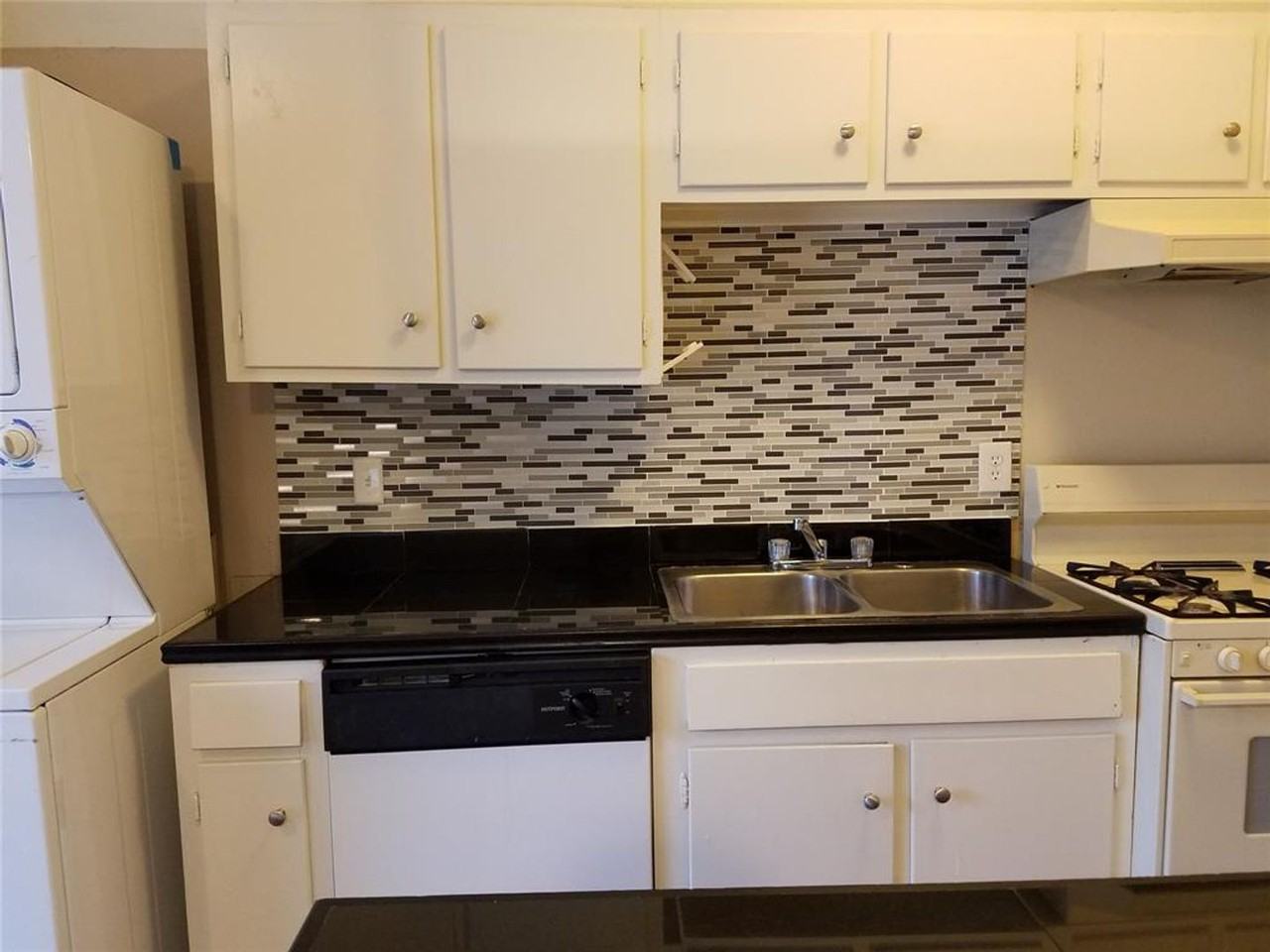 606 W 51st St - Photo 3 of 20