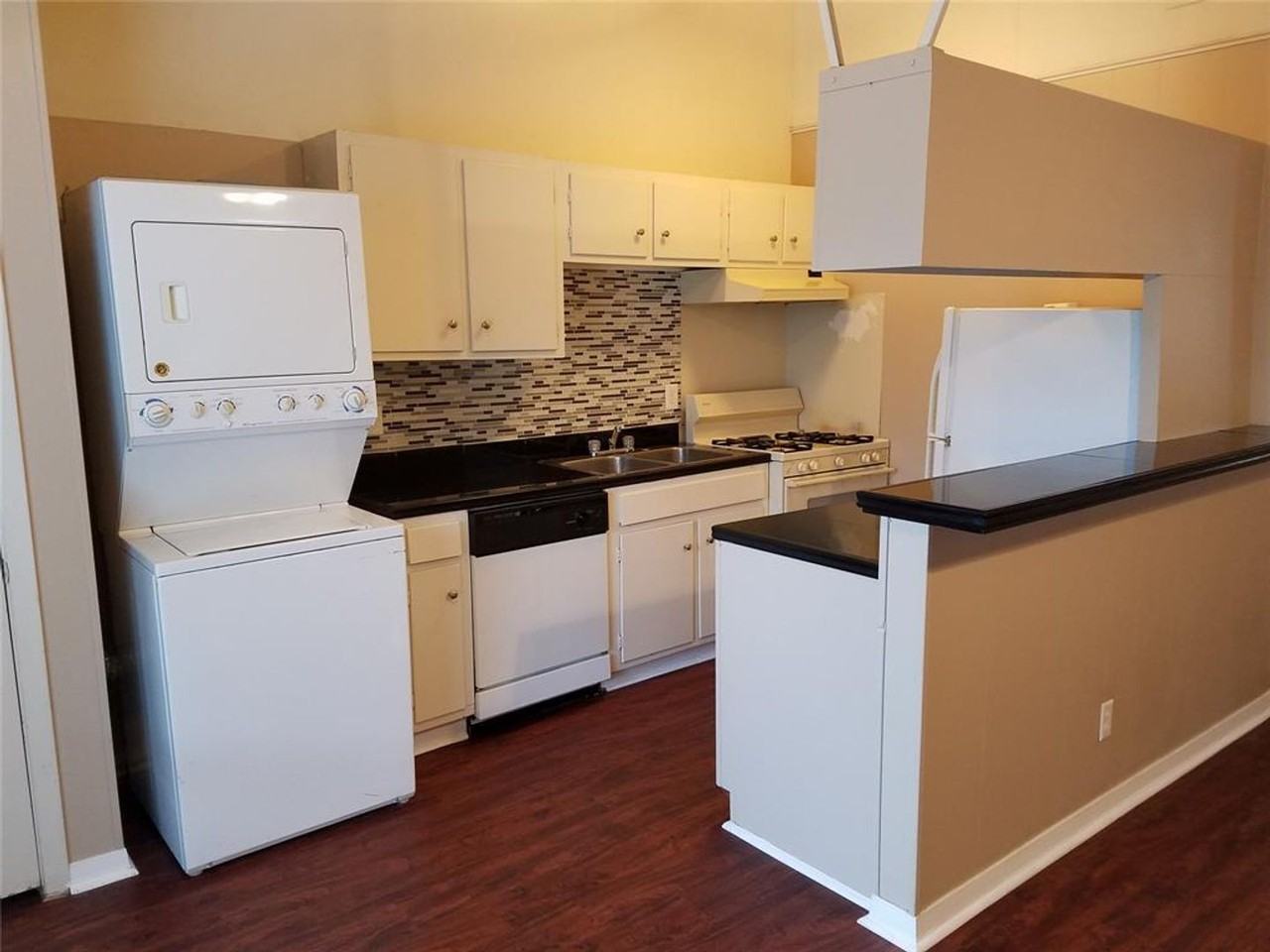 606 W 51st St - Photo 4 of 20
