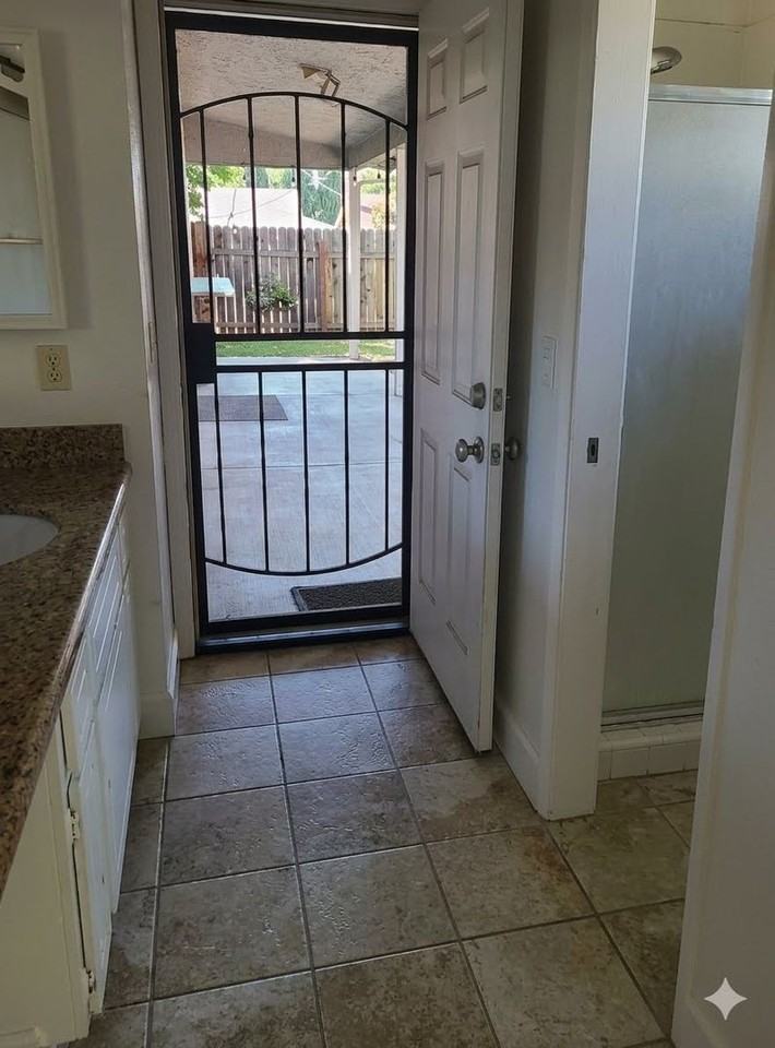 4901 Autumntree Ct - Photo 6 of 24