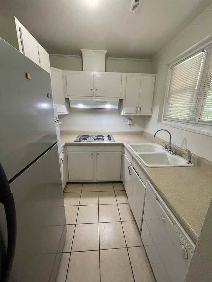 1025 Venita Dr - Photo 3 of 10