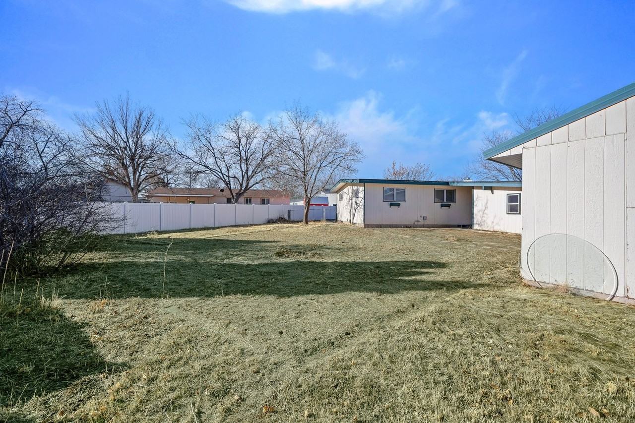 1642 Bel Air Cir - Photo 4 of 26